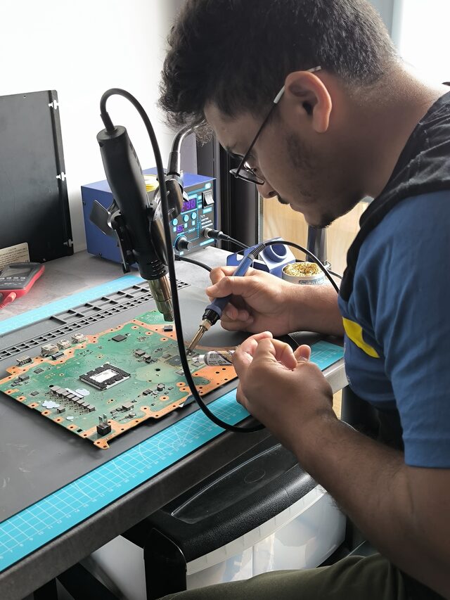 Portrait de l'artisan JSProgress en pleine soudure